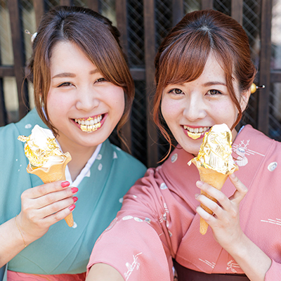 2 women eating ice cream